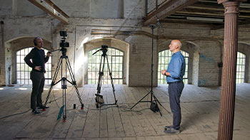 Dreharbeiten in einer Halle der Zacherlfabrik
